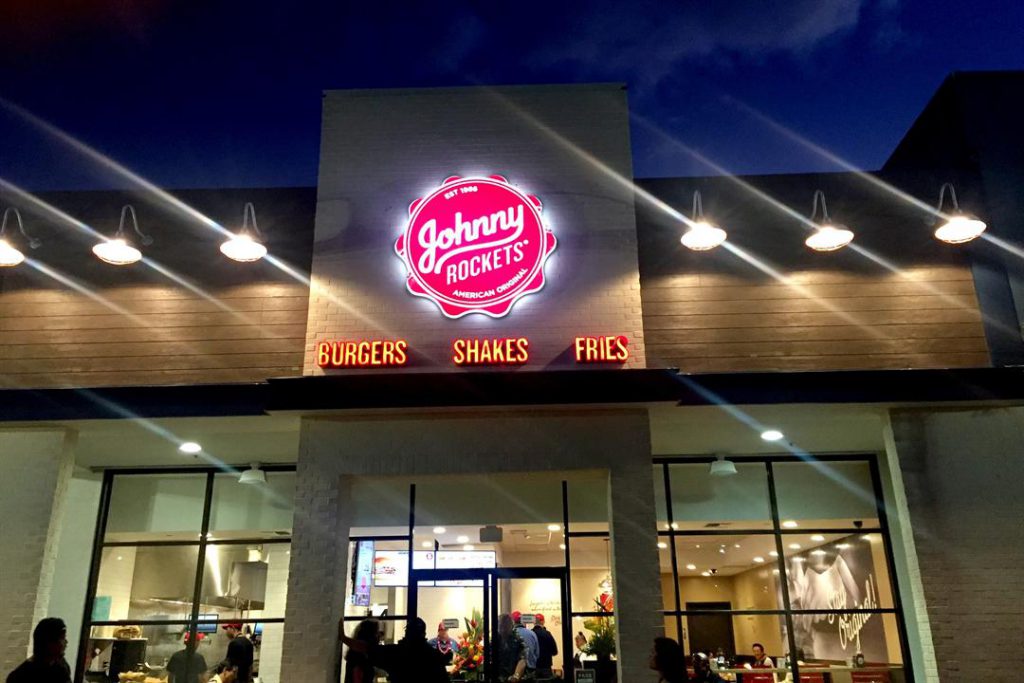 A発祥のハンバーガーチェーン「Johnny Rockets（ジョニーロケッツ）」のハワイ1号店がオープン！
