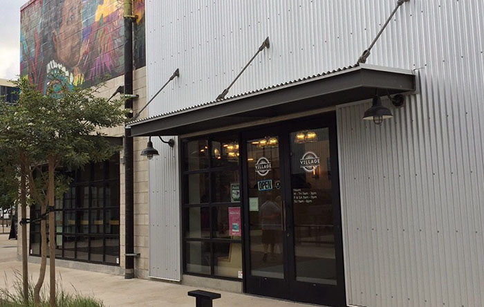 VILLAGE BOTTLE SHOP & TASTING ROOM（ヴィレッジ・ボトルショップ＆テイスティング・ルーム）