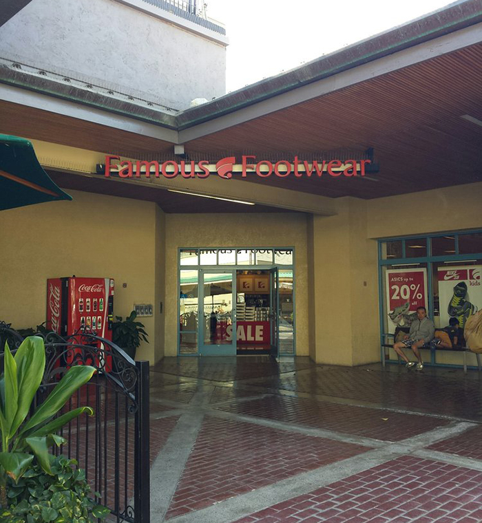 Famous Footwear Ward Center（フェイマス・フットウェア ワード・センター店）