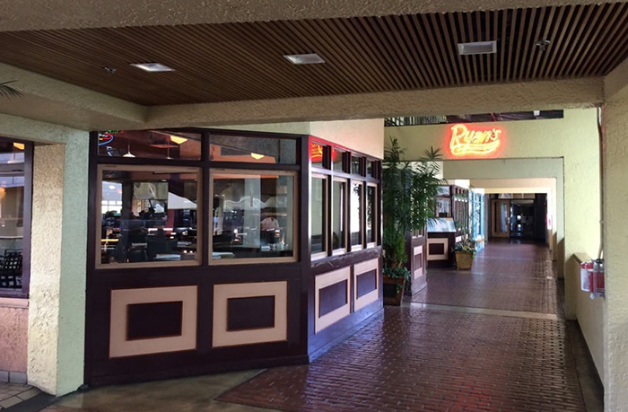 Ryan's Grill（ライアンズ・グリル）